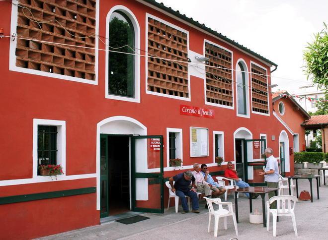 Provano a rubare al fienile, bloccati dalle “Tartarughe lente” 