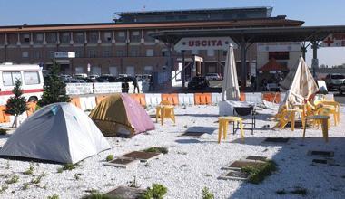 In tenda nella rotonda per non perdere il lavoro 