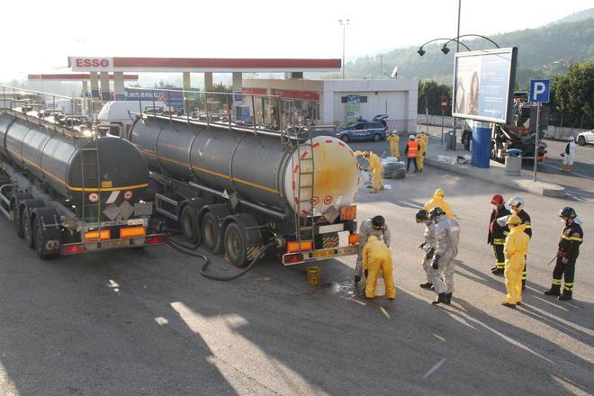 Autocisterna perde liquido irritante chiuso casello di Serravalle 