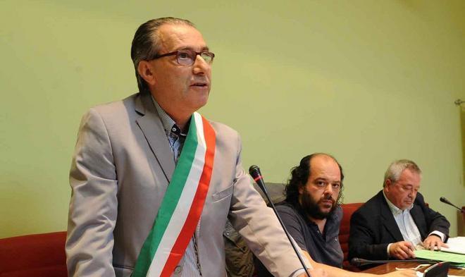 Falso vigile urbano vende abbonamenti