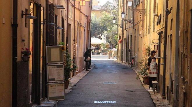 Serfogli promette la futura lastricatura di via l’Arancio