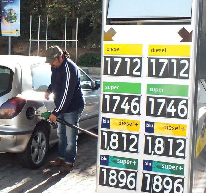 Forti ribassi sui carburanti 