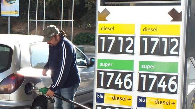 Forti ribassi sui carburanti