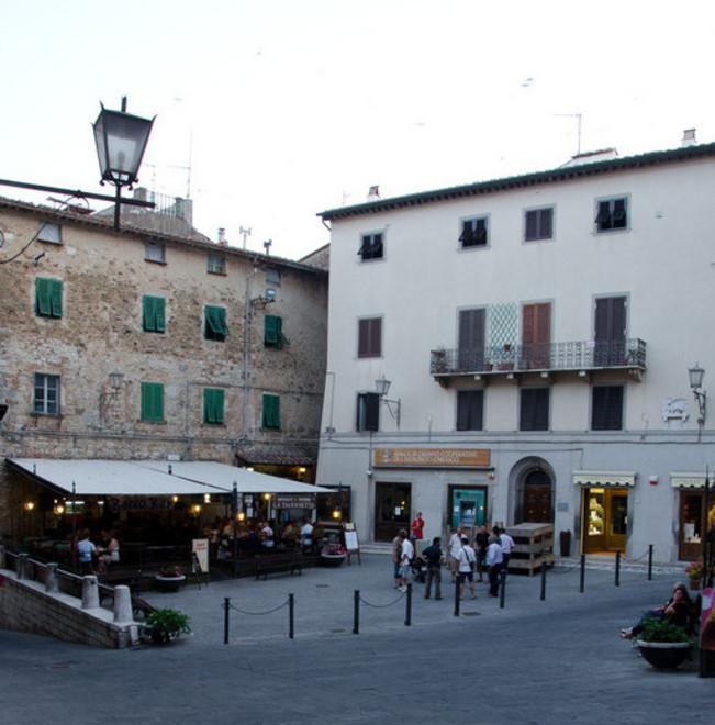 Nuovi arredi in piazza Repubblica, via pedane e tettoie 