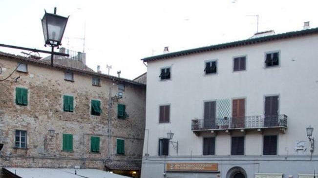 Nuovi arredi in piazza Repubblica, via pedane e tettoie