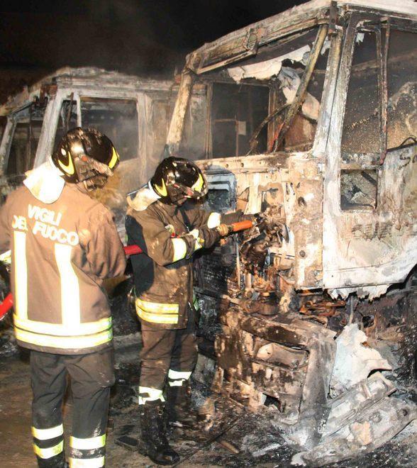 Dati alle fiamme 9 camion 