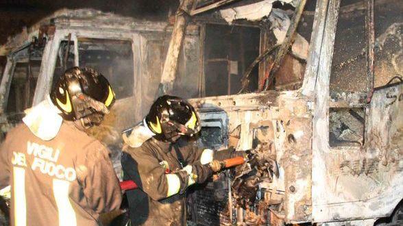 Dati alle fiamme 9 camion