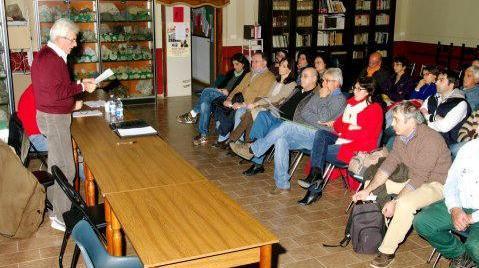 Una raccolta di firme per salvare le stazioni