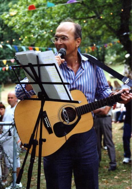 È un fisico della Nasa ma nel suo paese fa il cantastorie 