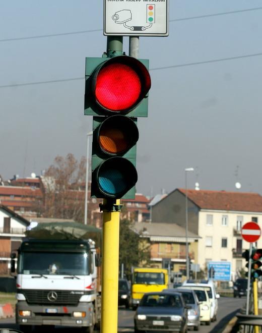 Semaforo sul ponte, circolazione in tilt 