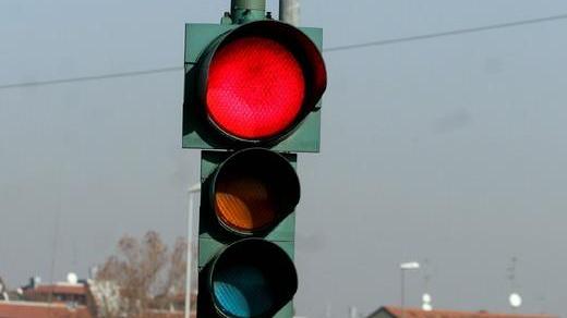Semaforo sul ponte, circolazione in tilt