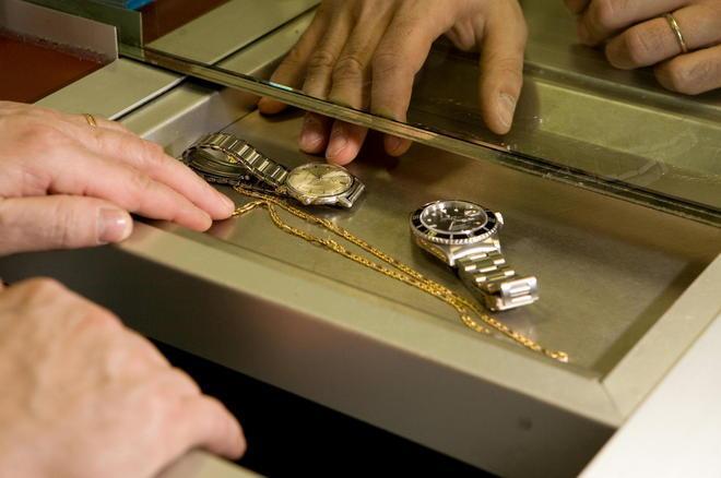 «Non registra i gioielli» Chiuso “Compro oro” 