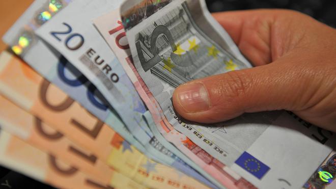 Marito e moglie truffano un bar con la scusa di cambiare i soldi 