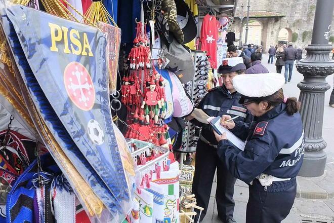 Bancarelle al Duomo abusive, cinquemila euro di multa a ciascuna 