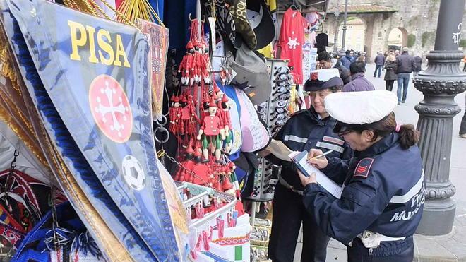 Bancarelle al Duomo abusive, cinquemila euro di multa a ciascuna