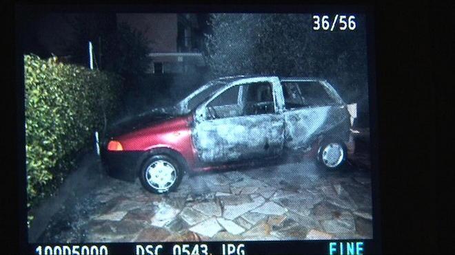 Incendiano l’auto della ex: coppia arrestata 