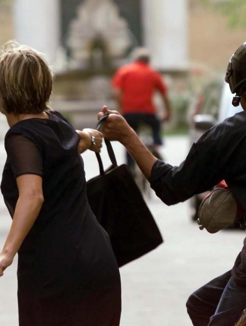 Scippata una donna in via Borgioli