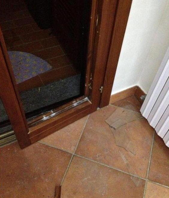 Minacciato dai ladri che sorprende in casa