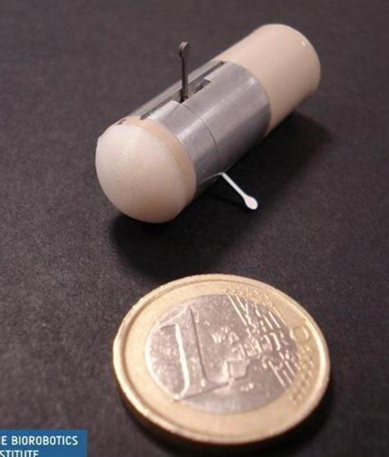 Robot in miniatura che fanno i chirurghi 