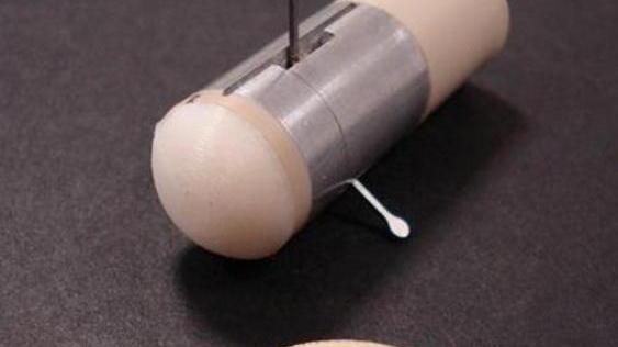 Robot in miniatura che fanno i chirurghi