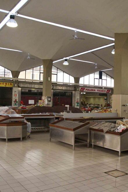 Riapre il Despar Si tenta di rilanciare il mercato coperto 
