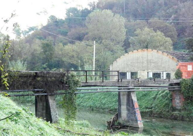 Chiusa la passerella di fronte alla Cartiera: è pericolosa