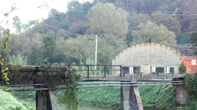 Chiusa la passerella di fronte alla Cartiera: è pericolosa