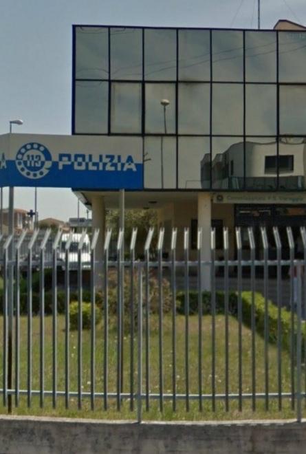 L’ex marito prova a portarle via i figli. Lei lo denuncia