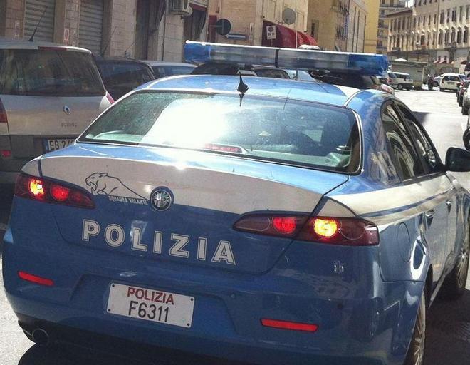 Ape in fiamme nella notte Interviene la polizia