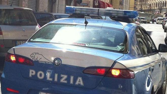 Ape in fiamme nella notte Interviene la polizia