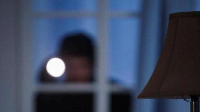 Rincasa e trova i ladri Raffica di furti d’oro e auto