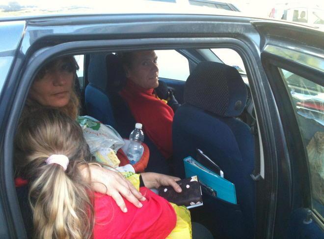 Senza lavoro né casa dormono in auto con due figlie piccole 