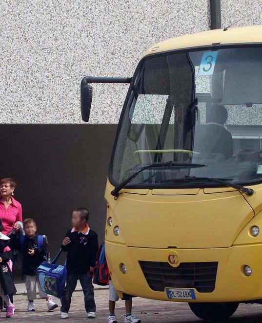 Bus fermi, mille bambini a piedi 