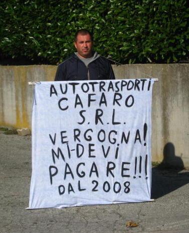 Da 4 giorni in strada contro la ditta che lo ha licenziato 