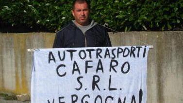 Da 4 giorni in strada contro la ditta che lo ha licenziato