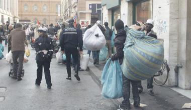Blitz dei vigili contro i venditori abusivi 