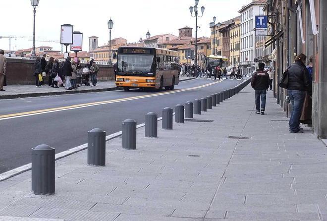 Niente più doppie file in lungarno Mediceo 