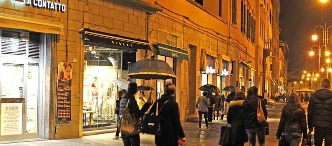 Luci spente nei negozi del centro 