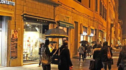 Luci spente nei negozi del centro