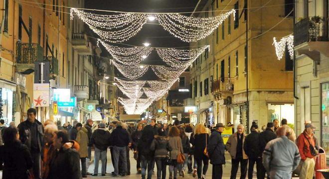  Luminaria di Natale, raccolta in strada tra i cittadini 