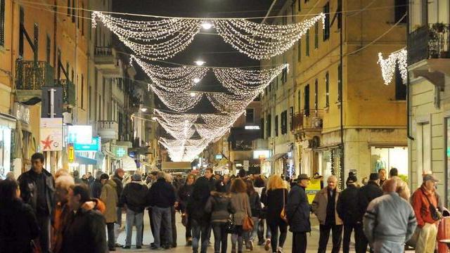 Luminaria di Natale, raccolta in strada tra i cittadini