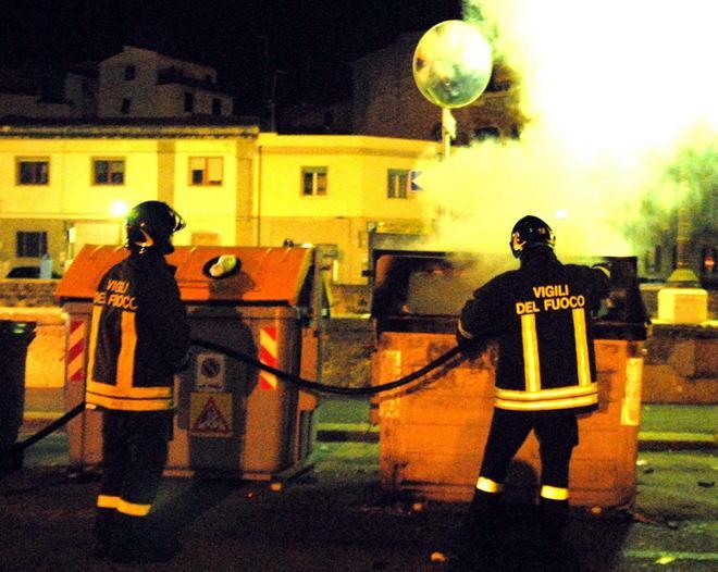 Torna il piromane, due cassonetti a fuoco nella notte 