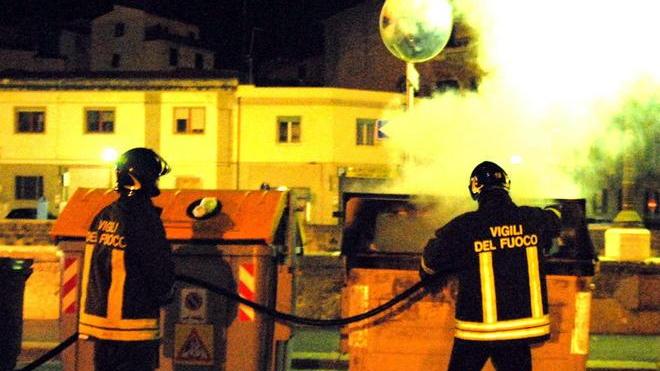 Torna il piromane, due cassonetti a fuoco nella notte