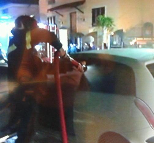 Incendiano l’auto all’ex coppia finisce in carcere 