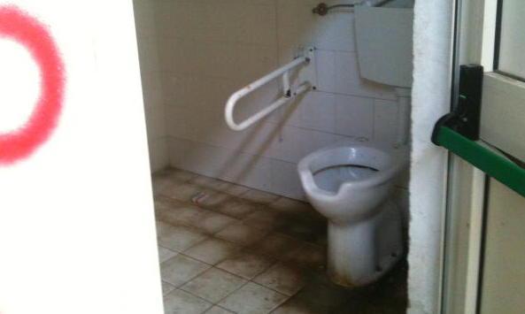 Bagni fatiscenti e abbandonati