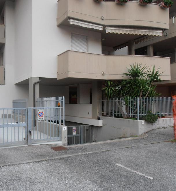 Il Comune chiude i garage al palazzo 