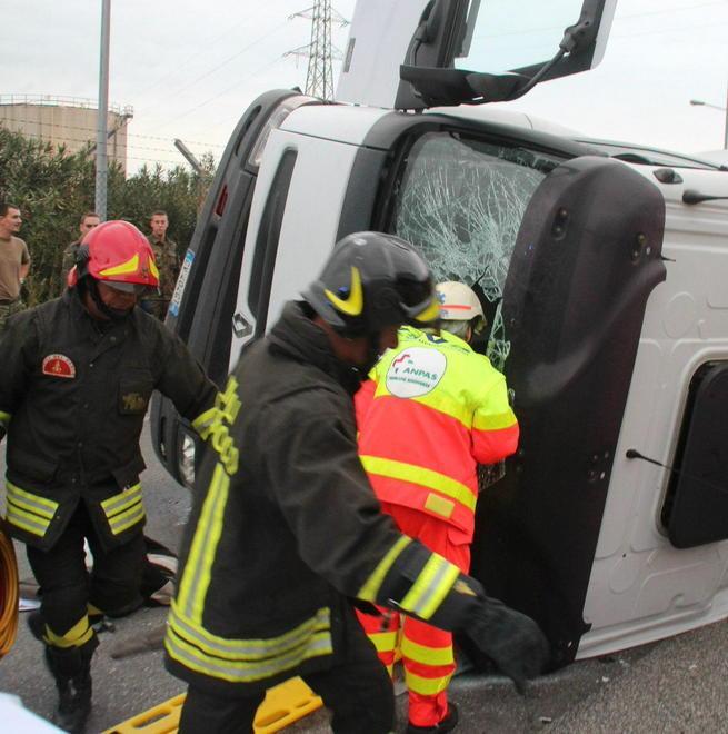 Autista prigioniera nel tir ribaltato liberata dai pompieri 