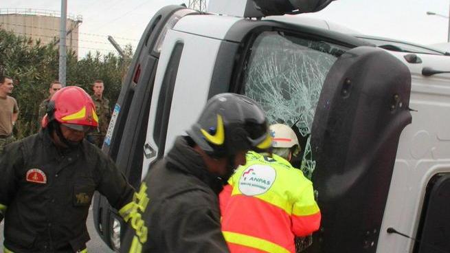 Autista prigioniera nel tir ribaltato liberata dai pompieri