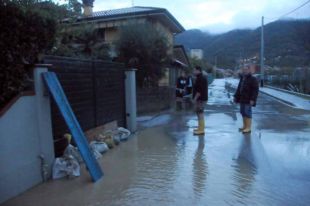 Provincia di Massa Carrara sconvolta dalla pioggia Cinquemila persone coinvolte, decine di evacuati 