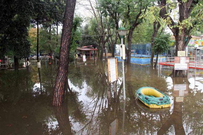 Scoppia la polemica: «Coperti i canali di scolo» 